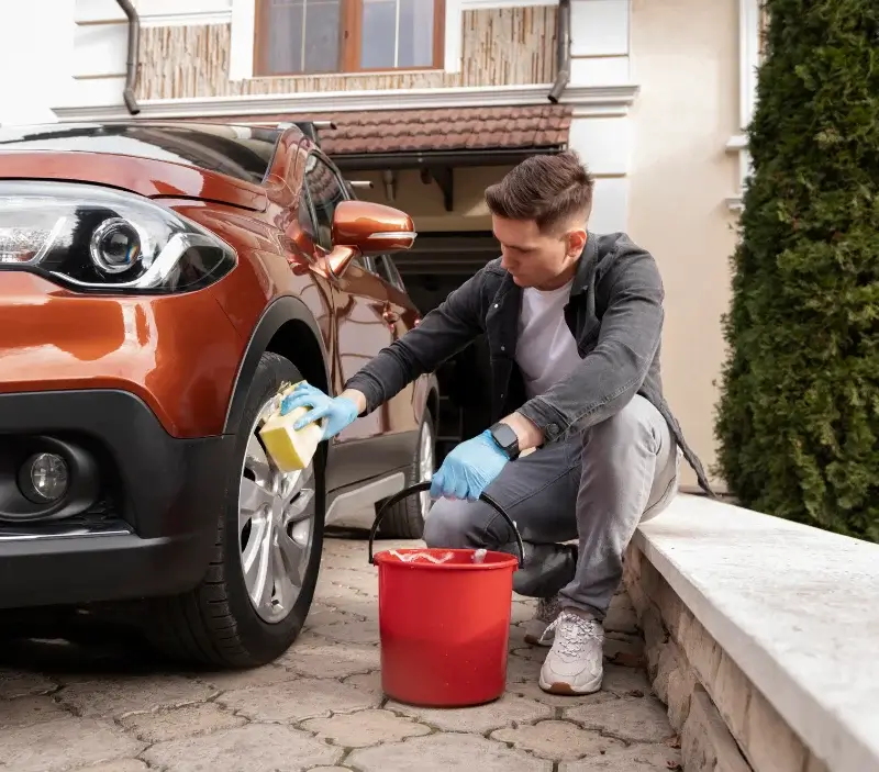 Lavage auto à domicile Gueltas : professionnel intervenant sur un véhicule